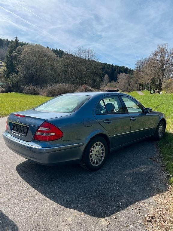 Gebraucht Mercedes E240 177 PS (130 kW) 2024 Blau Limousine
