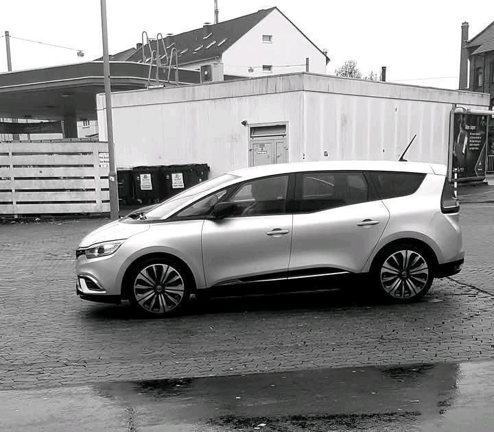 Grau Gebraucht 2021 Renault Scénic IV Business Van / Kleinbus | 18.000 € (Etwas zu teuer) - Bild 1/4