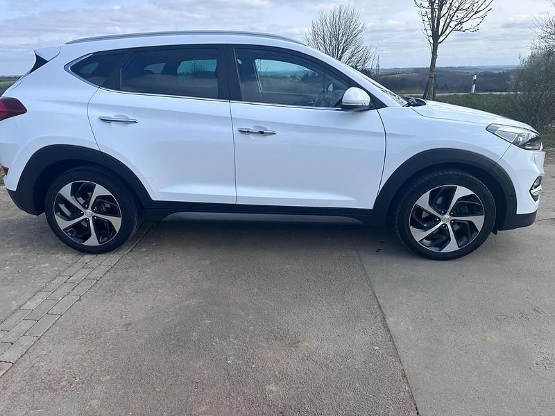 Weiß Gebraucht 2016 Hyundai Tucson SUV | 18.950 € - Bild 1/4