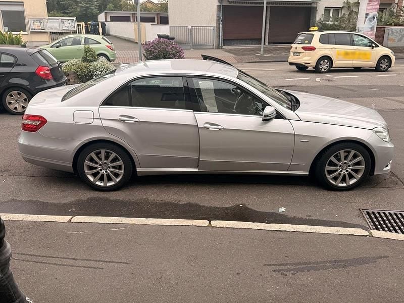 Gebraucht Mercedes E250 204 PS (150 kW) 2012 Silber Limousine