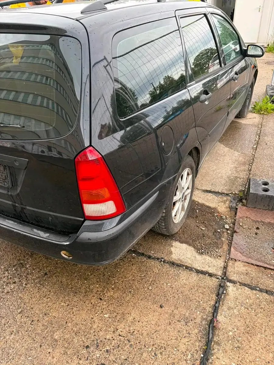 Gebraucht Ford Focus 105 PS (77 kW) 2003 Schwarz Kombi