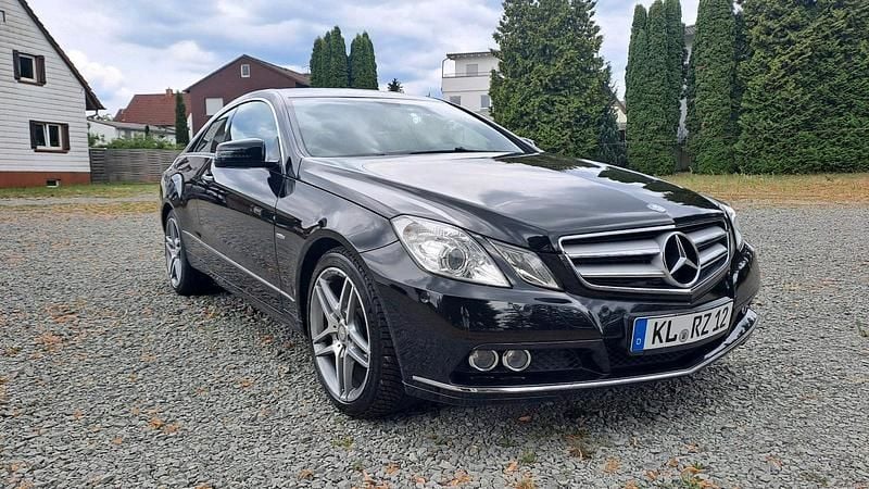 Schwarz Gebraucht 2010 Mercedes E200 Elegance Coupé | 11.500 € (Fairer Preis) - Bild 1/4