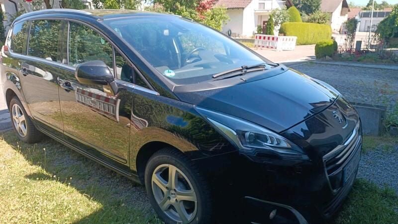 Schwarz Gebraucht 2016 Peugeot 5008 Van / Kleinbus | 10.000 € - Bild 1/4