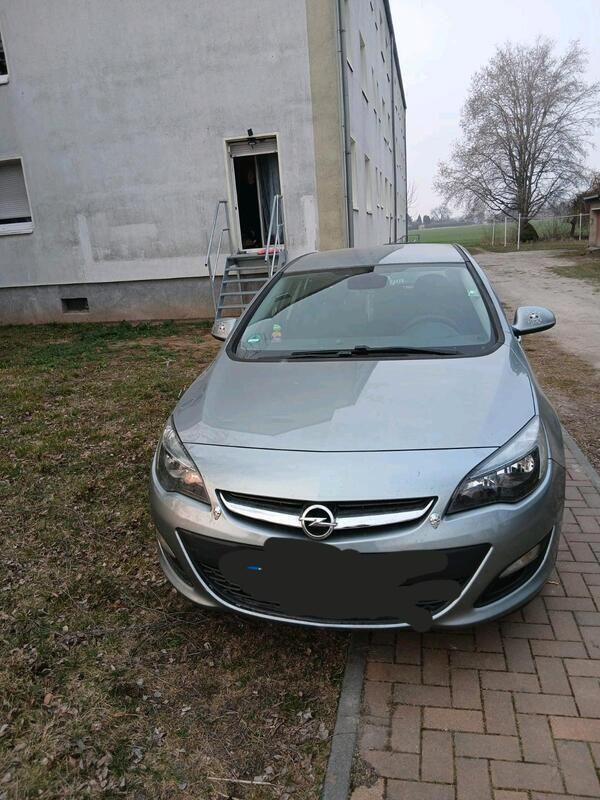 Grau Gebraucht 2013 Opel Astra Kleinwagen | 6.000 € (Fairer Preis) - Bild 1/4