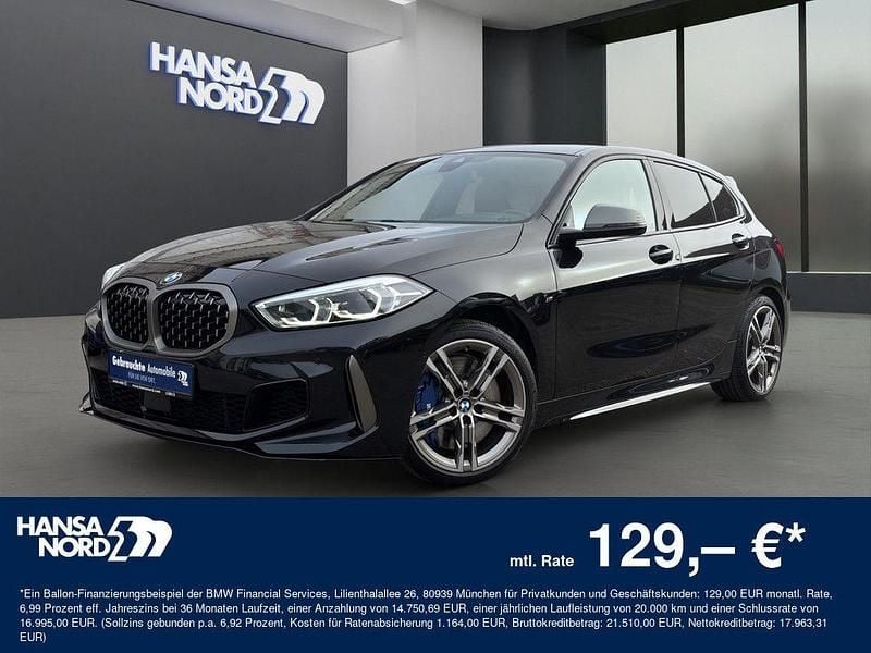 Schwarz / saphirschwarz (metallic) Gebraucht 2021 BMW M135 Performance Kleinwagen | 31.550 € (Superpreis) - Bild 1/4