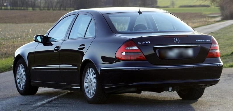 Usata Mercedes E200 163 CV (119 kW) 2004 Blu Berlina