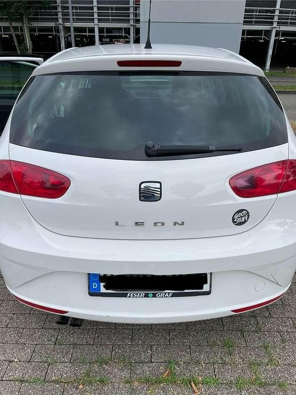 Weiß Gebraucht 2010 Seat Leon Style Limousine | 4.200 € (Fairer Preis) - Bild 1/4
