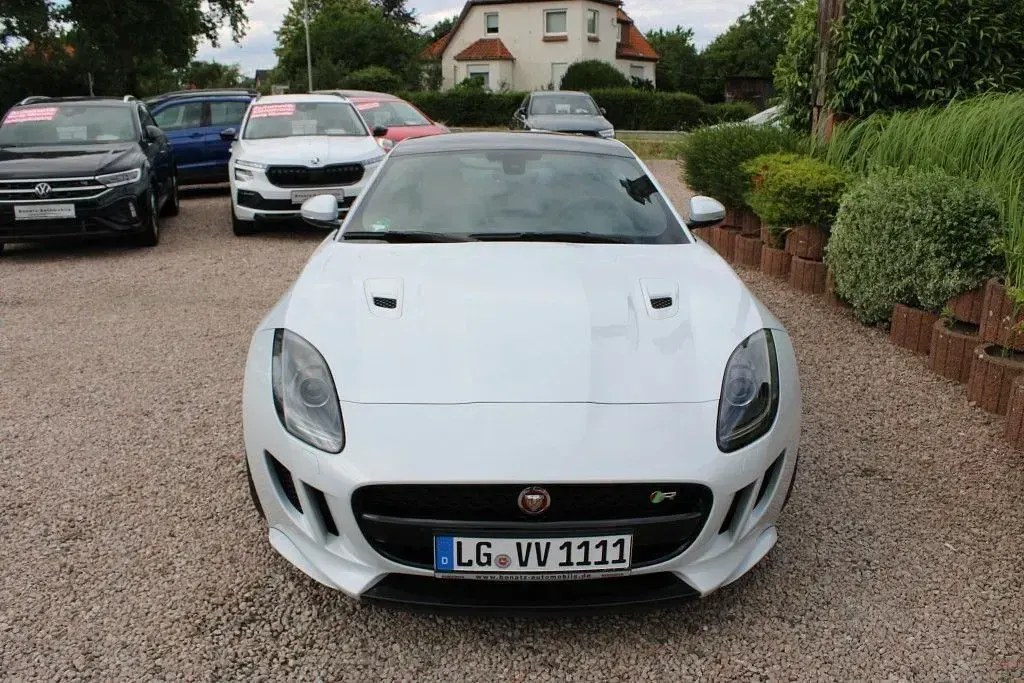 Używany Jaguar F-Type R 551 KM (405 kW) 2017 Biały Coupe