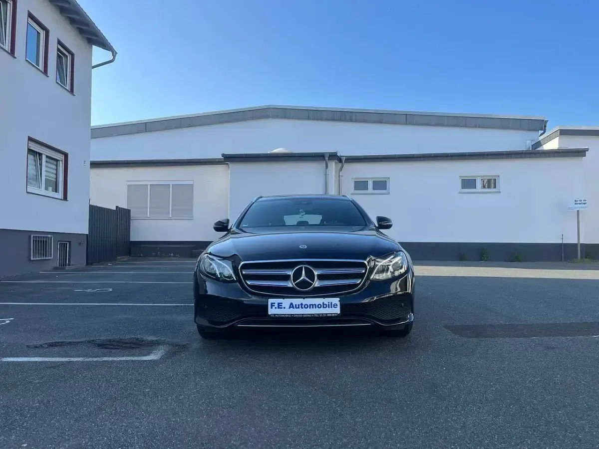 Usado Mercedes E220 Edition 194 CV (142 kW) 2018 Negro Familiar