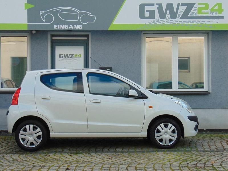 Gebraucht Nissan Pixo Acenta 68 PS (50 kW) 2011 Weiß Kleinwagen
