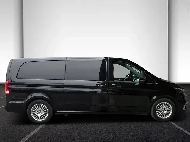 Gebraucht Mercedes V300 Avantgarde 237 PS (174 kW) 2023 Obsidianschwarz Van / Kleinbus