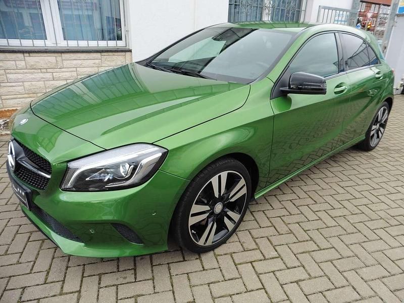 Gebraucht Mercedes A180 Night 122 PS (89 kW) 2017 Elbait gruen  metallic Kleinwagen