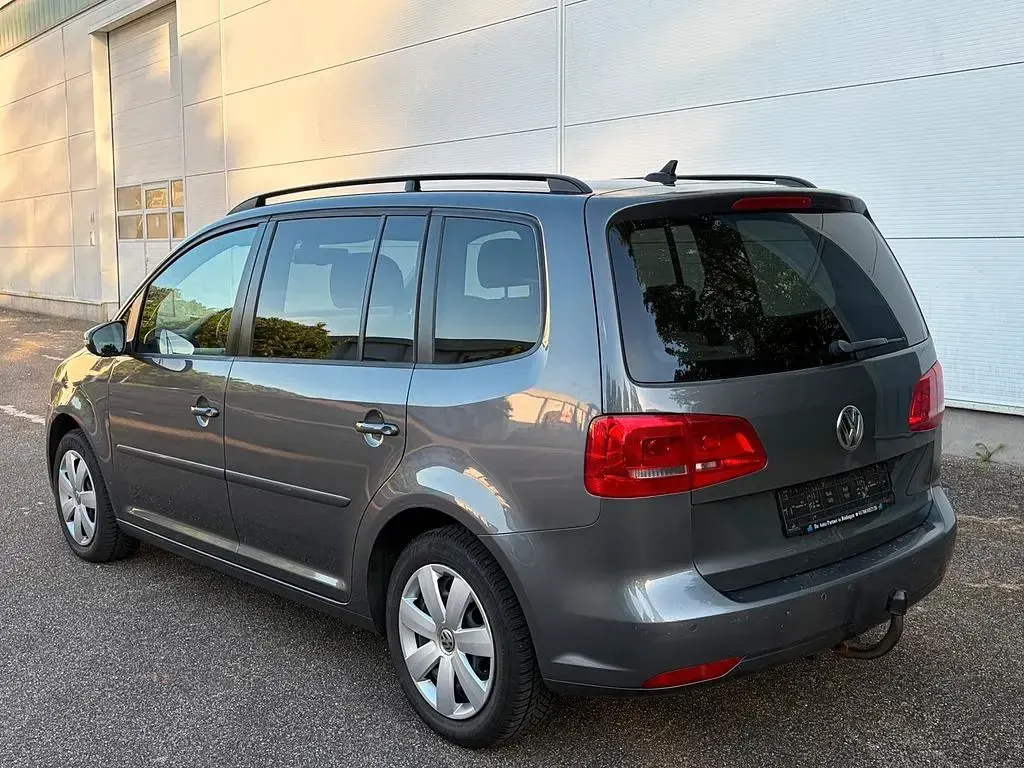 Gebraucht VW Touran Comfortline 140 PS (102 kW) 2013 Grau Van / Kleinbus