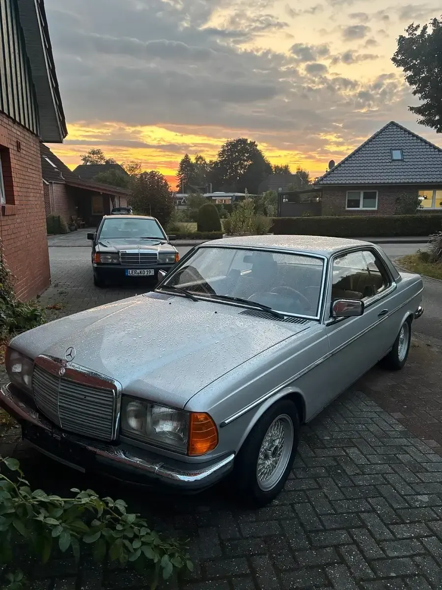 Gebraucht Mercedes 230 109 PS (80 kW) 1978 Silber Coupé