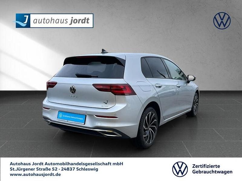 Gebraucht VW Golf VIII Active 131 PS (96 kW) 2022 Silber Limousine