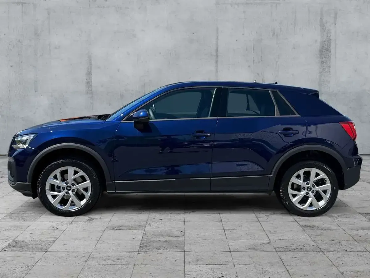Gebraucht Audi Q2 Ambiente 150 PS (110 kW) 2023 Navarrablau metallic SUV