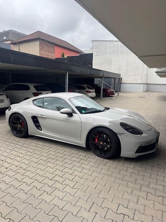 Grau Gebraucht 2018 Porsche Cayman S Coupé | 64.700 € (Etwas zu teuer) - Bild 1/4