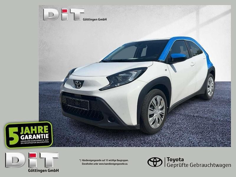 Super white 2 Gebraucht 2022 Toyota Aygo Play Kleinwagen | 11.990 € (Superpreis) - Bild 1/4