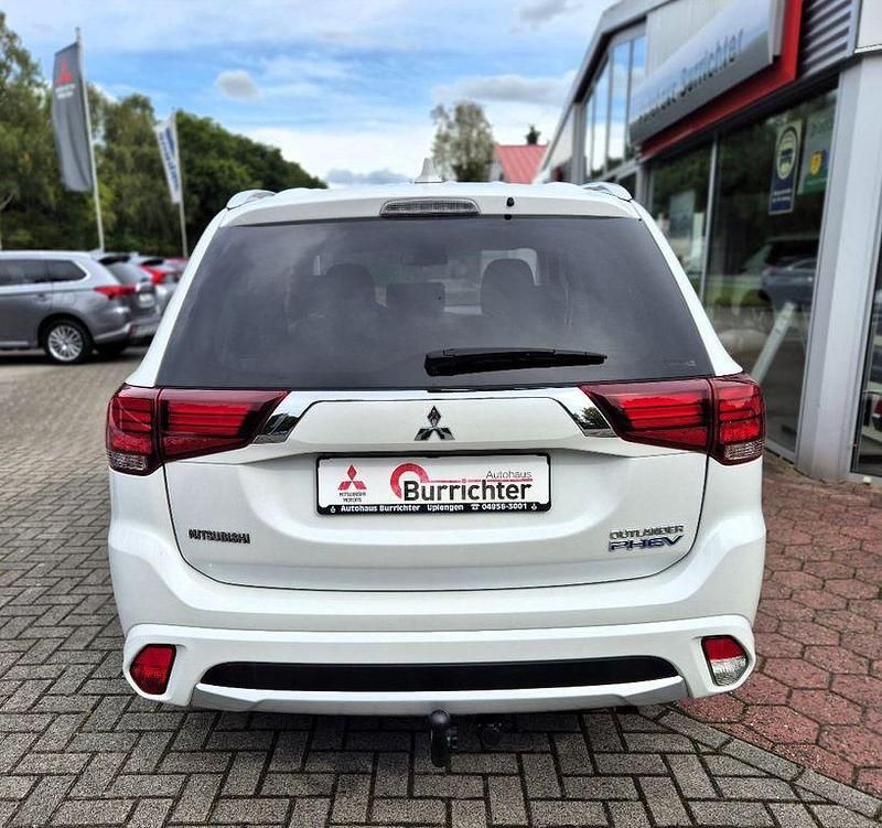 Gebraucht Mitsubishi Outlander P-HEV Plus 121 PS (88 kW) 2017 Weiß SUV
