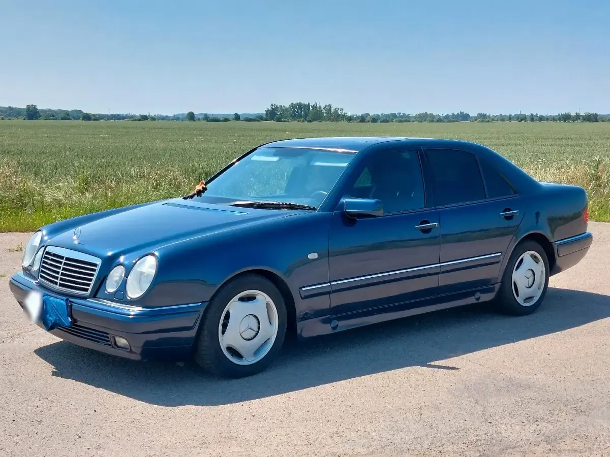 Gebraucht Mercedes E280 193 PS (141 kW) 1996 Blau Limousine