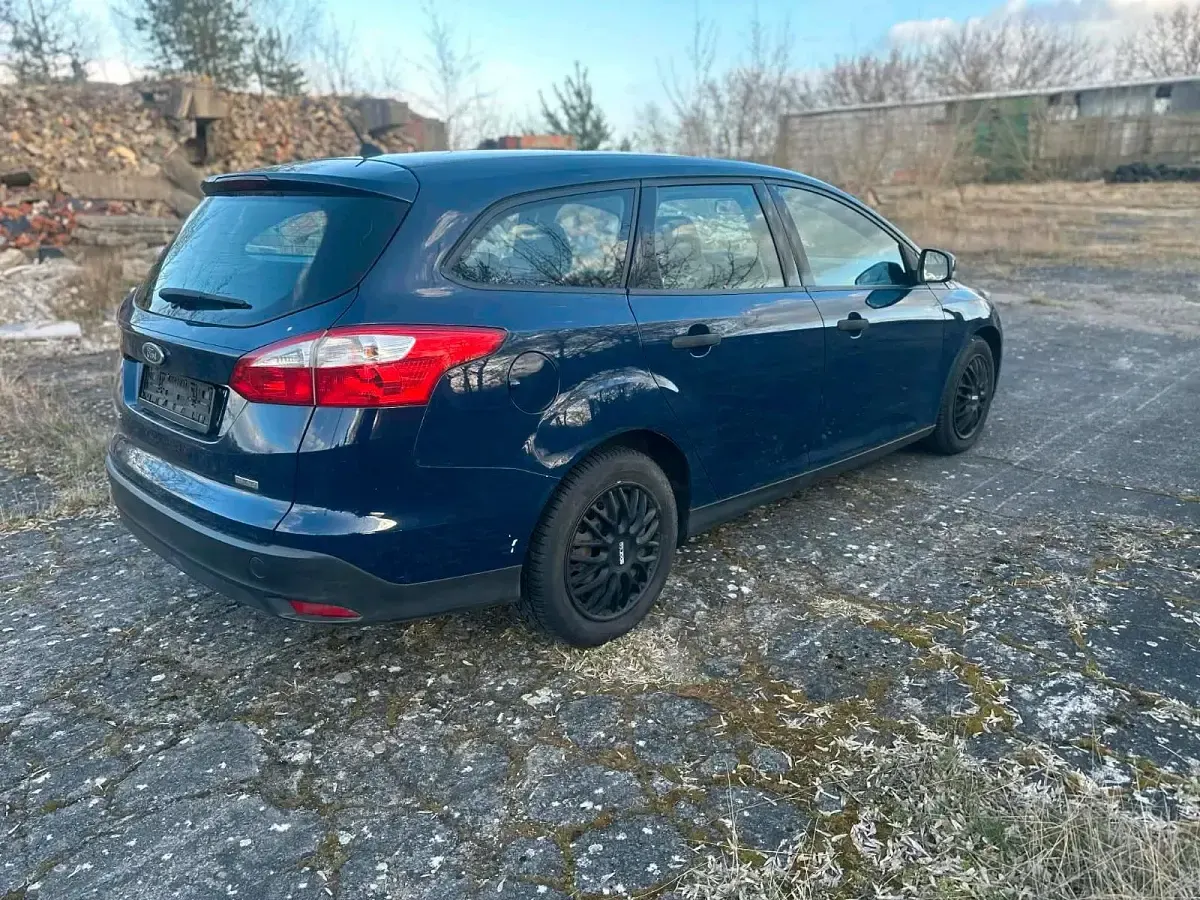 Usado Ford Focus 100 CV (73 kW) 2013 Azul Familiar