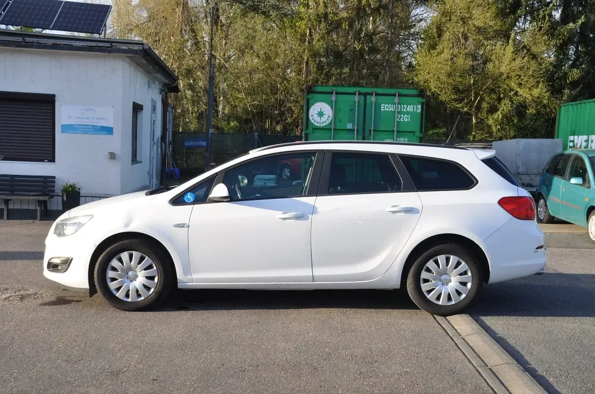 Usado Opel Astra Edition 165 HP (121 kW) 2013 Branco Carrinha