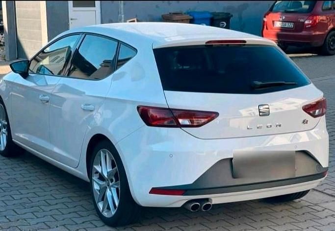 Weiß Gebraucht 2016 Seat Leon FR Limousine | 8.200 € (Fairer Preis) - Bild 1/4