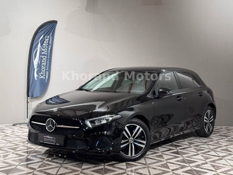Nachtschwarz Gebraucht 2021 Mercedes A200 Limousine | 25.900 € (Etwas zu teuer) - Bild 1/4