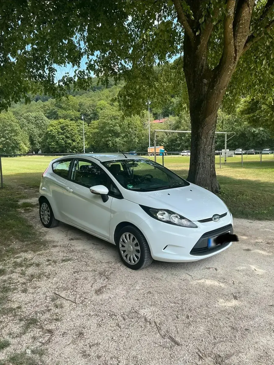 Gebraucht Ford Fiesta 60 PS (44 kW) 2009 Weiß Kleinwagen