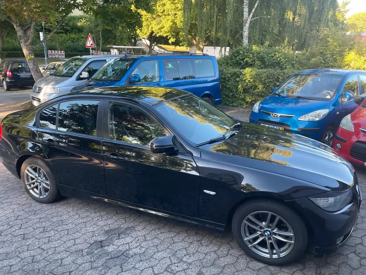 Gebraucht BMW 320 177 PS (130 kW) 2010 Schwarz Limousine