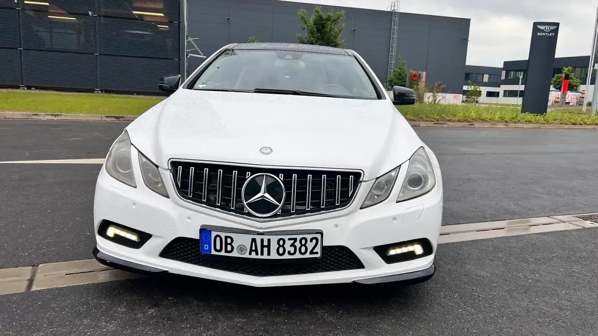 Używany Mercedes E350 AMG 231 KM (169 kW) 2010 Biały Coupe
