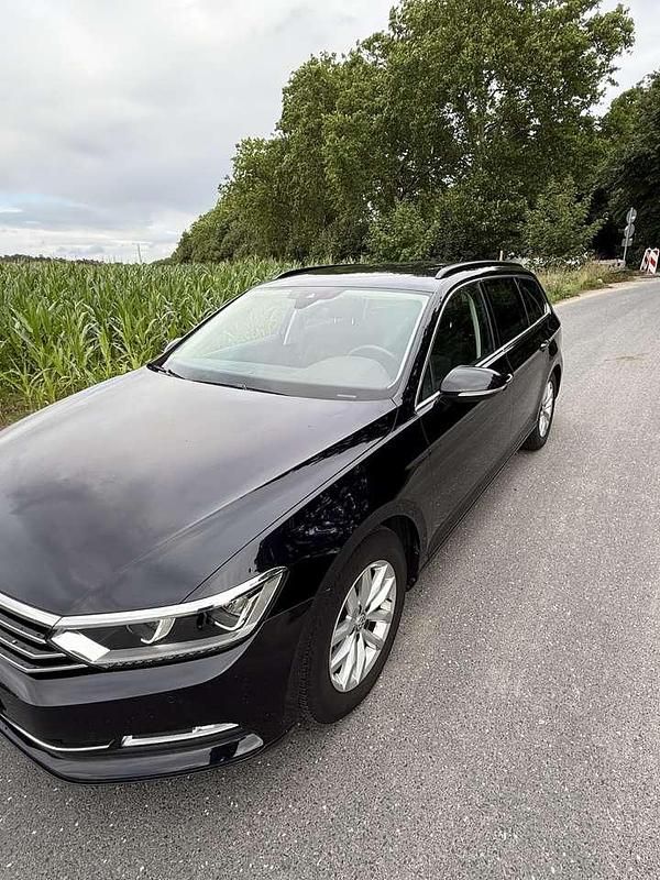Schwarz Gebraucht 2018 VW Passat Comfortline Kombi | 17.900 € (Fairer Preis) - Bild 1/4