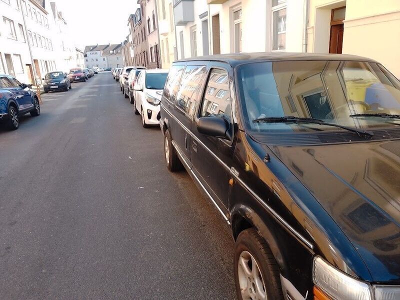 Schwarz Gebraucht 1993 Chrysler Grand Voyager Van / Kleinbus | 2.500 € - Bild 1/4