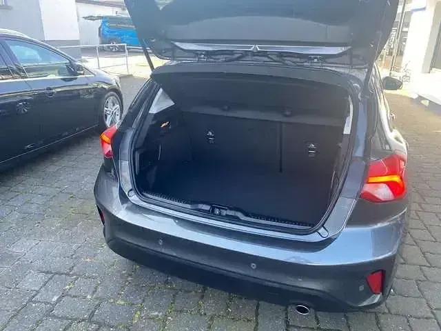 Używany Ford Focus Cool & Connect 125 KM (91 kW) 2018 Szary Sedan/Limuzyna