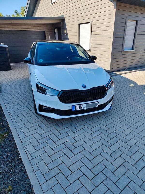 Weiß Gebraucht 2024 Skoda Fabia Monte Carlo Kleinwagen | 19.600 € (Fairer Preis) - Bild 1/4