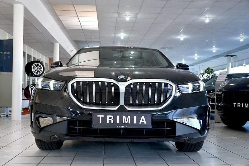 Gebraucht BMW 520 Performance 190 PS (139 kW) 2025 Black sapphire metallic Limousine