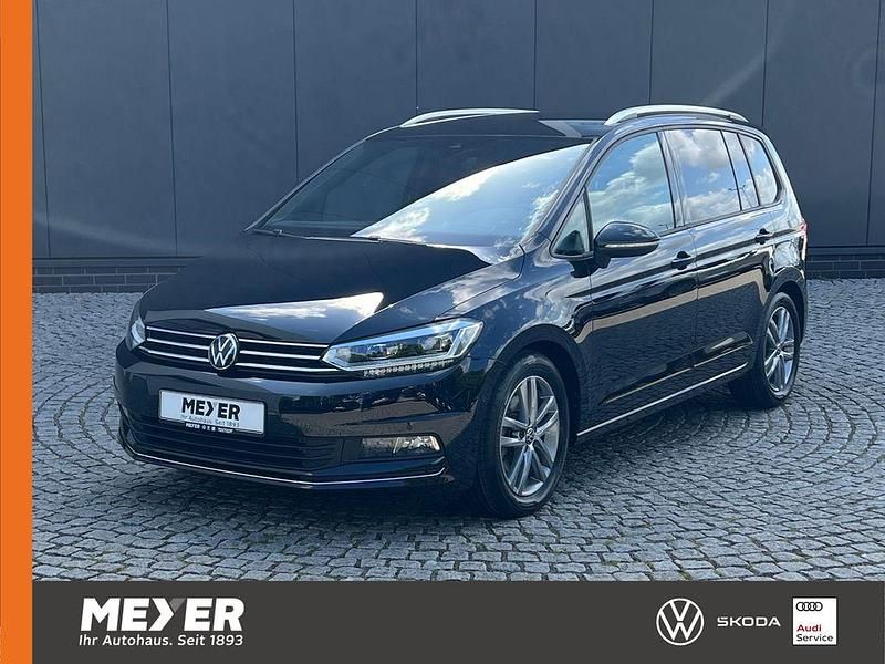 Deep black perleffekt Gebraucht 2024 VW Touran Goal Van / Kleinbus | 35.390 € (Fairer Preis) - Bild 1/4