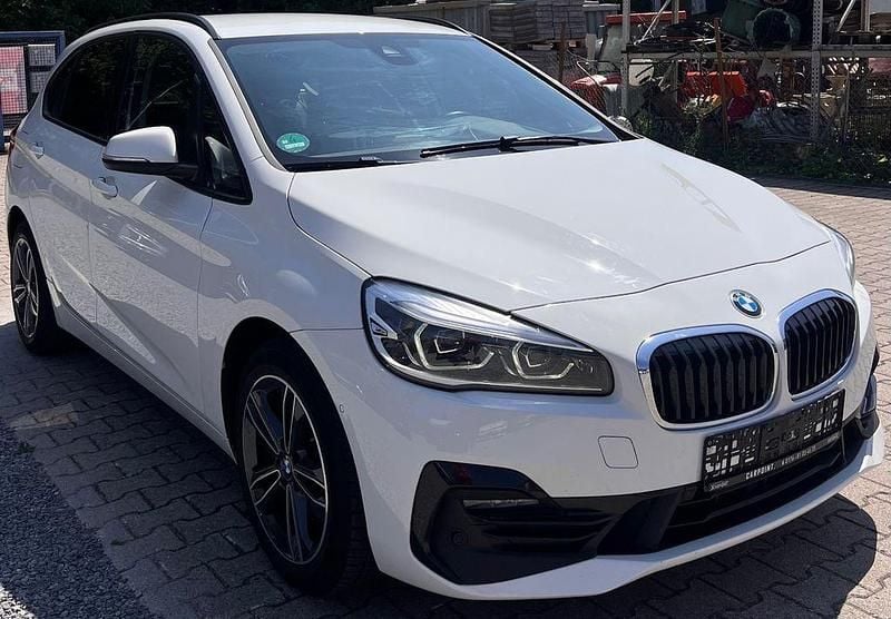 Weiß Gebraucht 2020 BMW 220 Active Tourer Sport Line Van / Kleinbus | 18.999 € (Guter Preis) - Bild 1/4