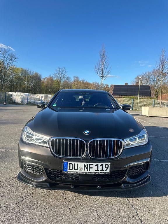 Gebraucht BMW 750 Performance 400 PS (294 kW) 2017 Braun Limousine