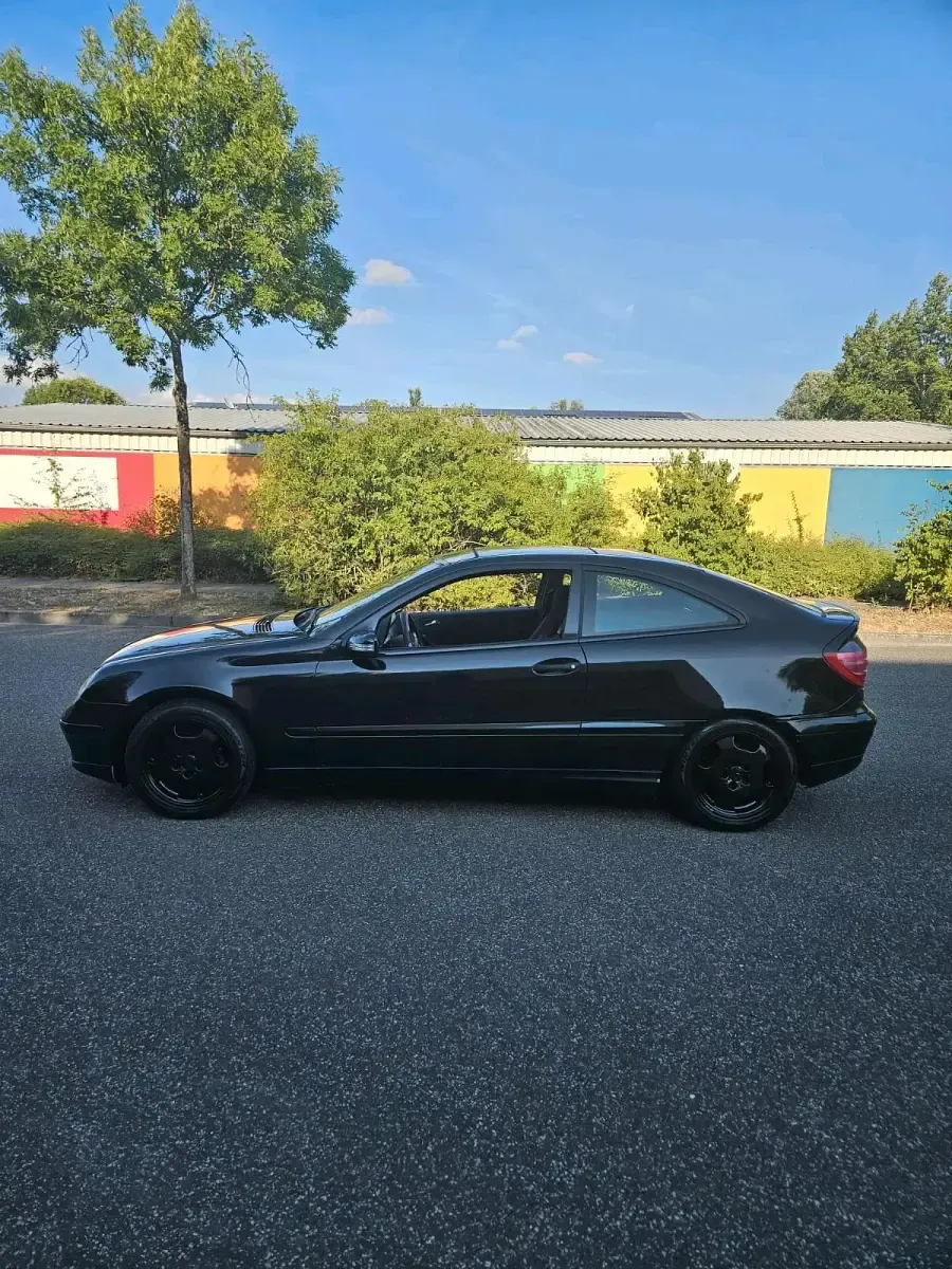 Gebraucht Mercedes C180 140 PS (102 kW) 2004 Schwarz Coupé