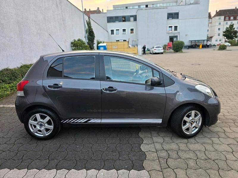 Grau Gebraucht 2009 Toyota Yaris Kleinwagen | 2.500 € (Fairer Preis) - Bild 1/4