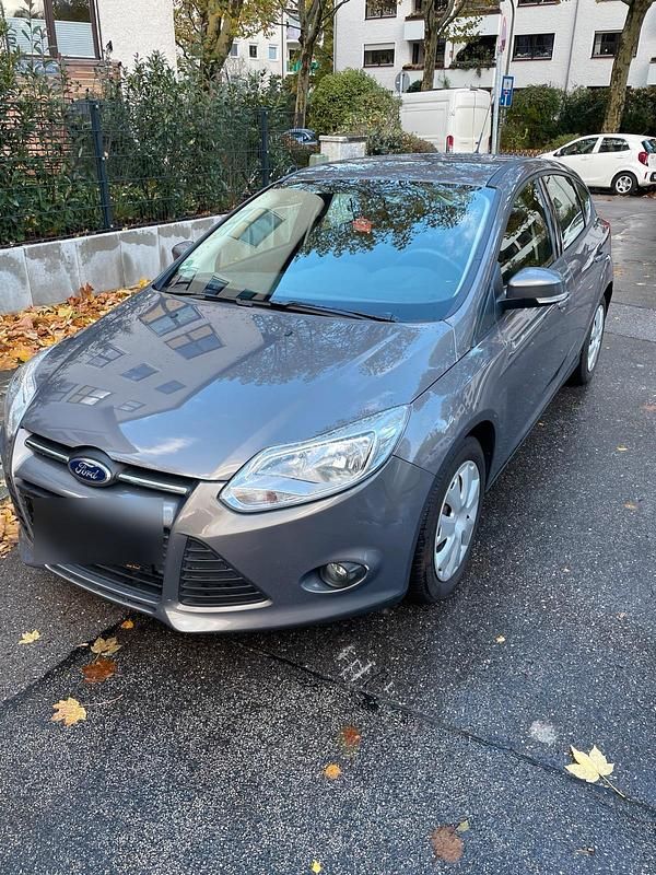 Braun Gebraucht 2014 Ford Focus Limousine | 7.400 € (Fairer Preis) - Bild 1/4
