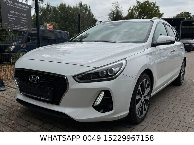 Weiß Gebraucht 2017 Hyundai i30 Limousine | 11.900 € (Fairer Preis) - Bild 1/4