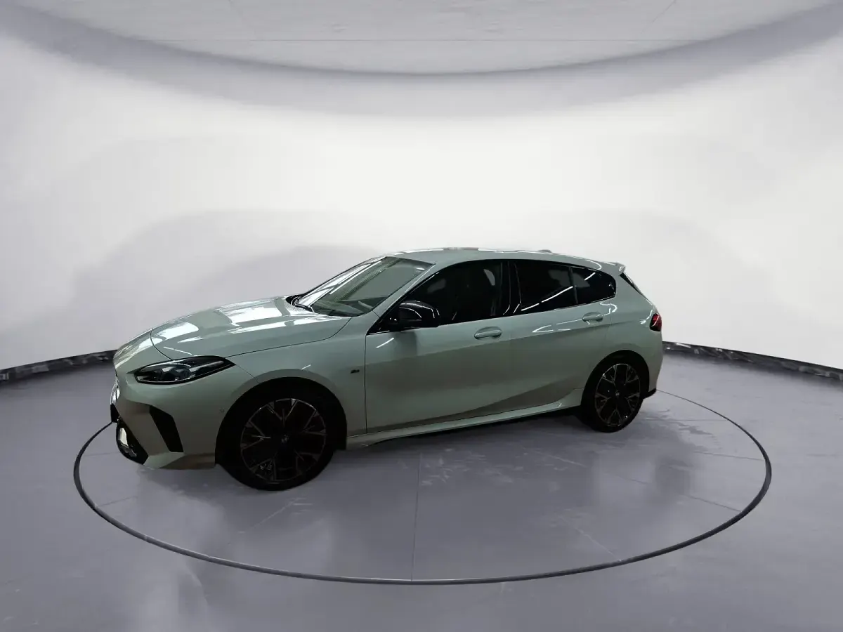 Używany BMW M135 Performance 300 KM (220 kW) 2025 Biały Hatchback