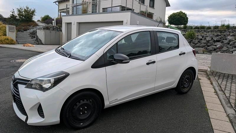 Gebraucht Toyota Yaris 68 PS (50 kW) 2016 Weiß Kleinwagen