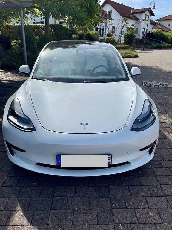 Weiß Gebraucht 2021 Tesla Model 3 Standard Range Plus Limousine | 22.900 € (Fairer Preis) - Bild 1/4