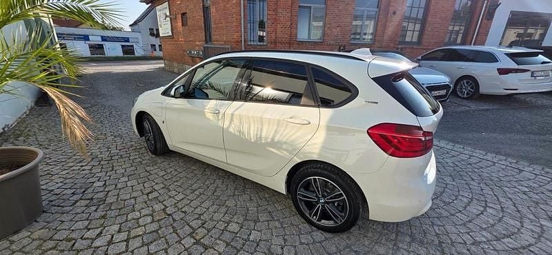 Weiß Gebraucht 2019 BMW 225 Active Tourer iPerformance Van / Kleinbus | 16.000 € (Guter Preis) - Bild 1/4