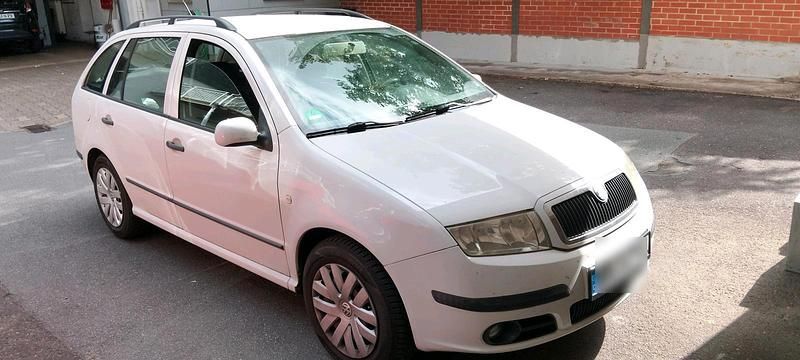 Weiß Gebraucht 2004 Skoda Fabia Kleinwagen | 1.500 € (Etwas zu teuer) - Bild 1/4