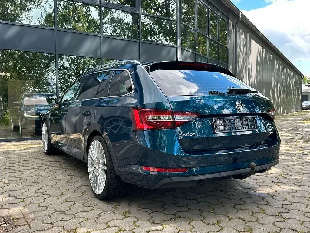 Gebraucht Skoda Superb LAURIN & KLEMENT 190 PS (139 kW) 2017 Blau Kombi
