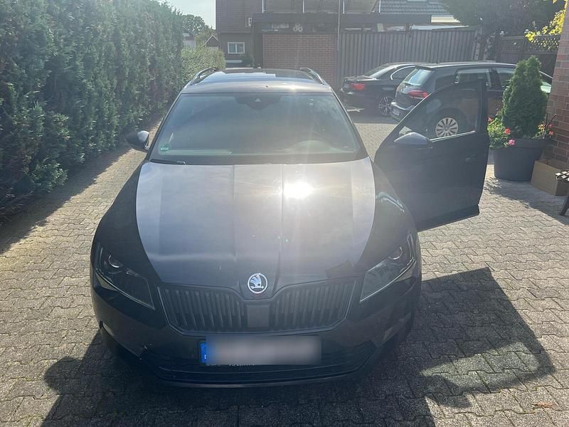 Schwarz Gebraucht 2017 Skoda Superb SportLine Kombi | 13.500 € (Superpreis) - Bild 1/4